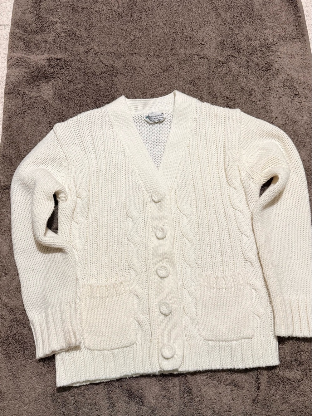 Chunky Cable V‑Neck Button Cardigan in Cream